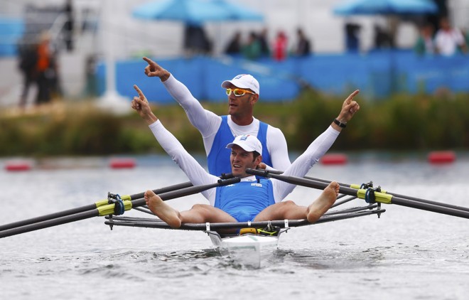 os italianos Alessio Sartori (atrás) e Romano Battisti comemoram a medalha de prata no remo | 
