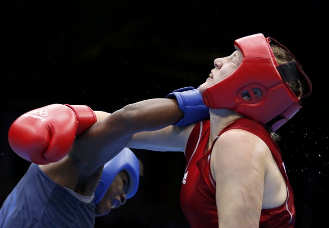 A cazaque Marina Volnova (dir) enfrenta a norte-americana Claressa Shields, na semifinal do boxe | 