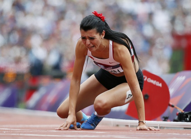 A turca Merve Aydin sente uma contusão muscular durante a eliminatória dos 800 metros rasos | 