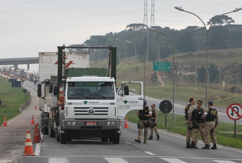 Os manifestantes fizeram uma operação padrão, fiscalizando todos os veículos que passaram pelo local | Aniele Nascimento/Agência de Notícias Gazeta do Povo