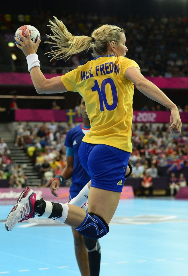 Annika Wiel Freden, da Suécia, arressa a bola contra a França no handebol |