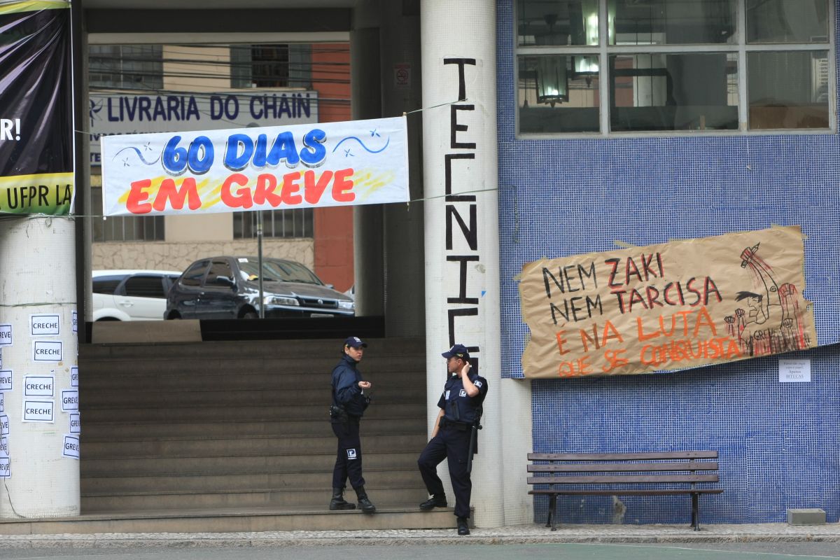 Com a universidade às moscas por causa das greves dos professores e servidores, a campanha eleitoral está reduzida às mídias sociais | Aniele Nascimento / Gazeta do Povo