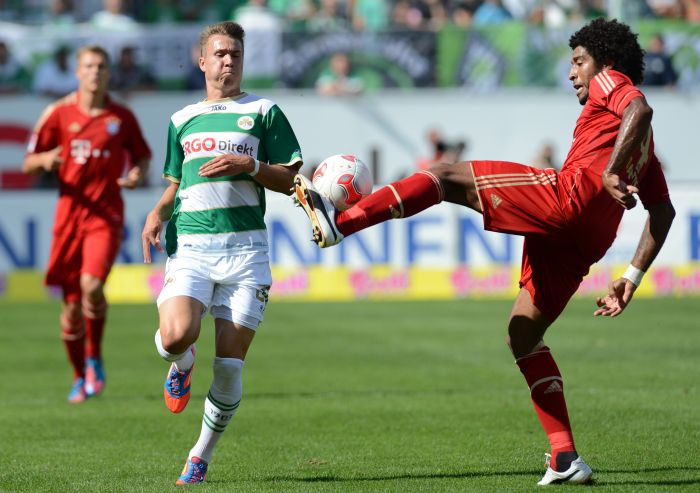 Dante domina a bola pelo Bayern. Jogador brasileiro participou do lance do primeiro gol | Christof Stache/AFP