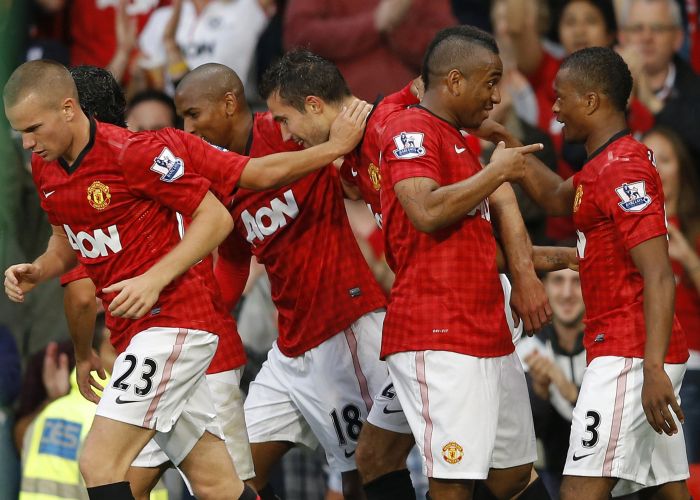 Jogadores comemoram o gol de Van Persie, grande contratação do United nesta temporada | Phil Noble/Reuters
