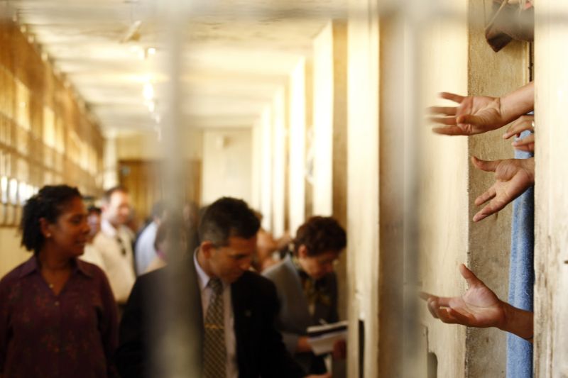 Representantes de entidades em defesa dos direitos humanos fizeram uma vistoria nesta sexta-feira (10) na carceragem da Delegacia de Furtos e Roubos de Veículos | Henry Milleo / Agência de Noticias Gazeta do Povo