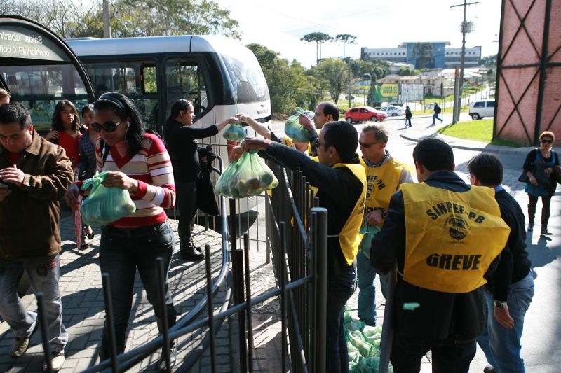 Policiais distribuem alimentos no terminal Santa Cândida. | Ivonadlo Alexandre/ Gazeta do Povo