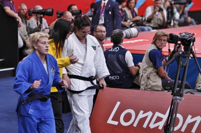 Mayra Aguiar e Kayla Harrison entram no tatame para as semifinais |