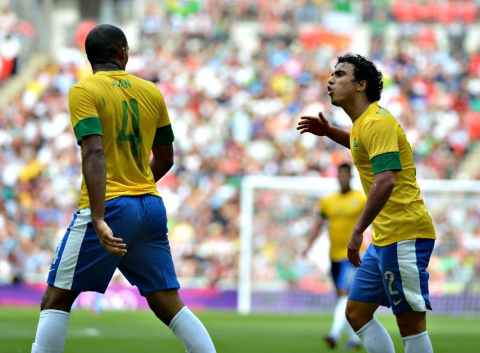 Rafael (2) discute com Juan durante a final. Atitude do lateral foi reprovada pela torcida | Khaled Desouki/ AFP