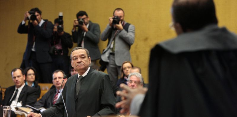 O advogado Luiz Francisco Barbosa (ao centro), defensor de Roberto Jefferson, no plenário do STF: Lula só não está entre os réus porque o procurador Roberto Gurgel foi omisso | Carlos Humberto/STF