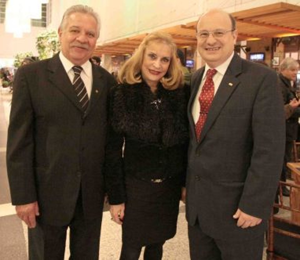O reitor da UFPR, Zaki Akel Sobrinho (à dir.), prestigiou a abertura da segunda edição da Noite Única Boulevard, na terça-feira, no Shopping Palladium. Neste ano o evento foi em prol da Associação dos Amigos do Hospital de Clínicas, presidida pelo empresário José Toaldo Filho (à esq.). Os dois foram recebidos pela coordenadora de eventos especiais do shopping, Lylian Vargas | Jader da Rocha