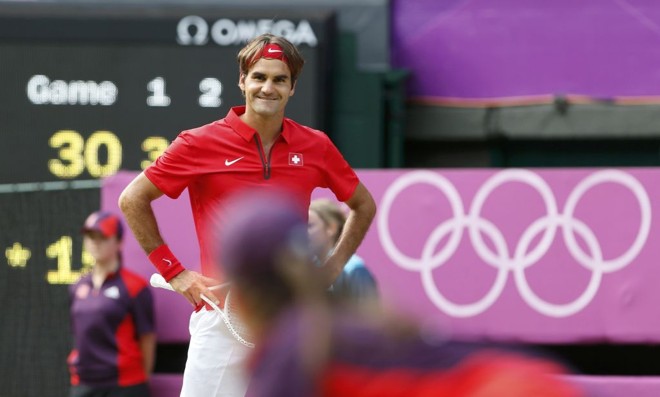 Federer sorri aliviado por vencer a maratona contra Del Potro. | 