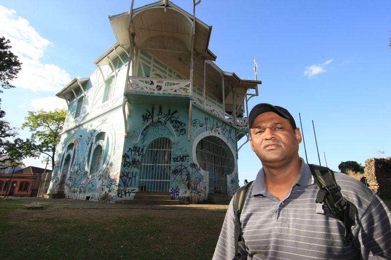 Leonildo Monteiro Filho, coordenador do Movimento Nacional da População de Rua, comemora a abertura do belvedere para atender a população de rua | Ivonaldo Alexandre/ Gazeta do Povo