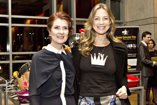 Ety Cristina Forte Carneiro, diretora executiva do Hospital Pequeno Príncipe, e a mestre de cerimônias, Luana Piovani, comemoram o sucesso do Jantar Gols Pela Vida, segunda-feira, no hotel Grand Hyatt, em São Paulo. Altos representantes do empresariado, da política e da cultura brasileiras, além de diversas celebridades, estiveram presentes no jantar para apenas 200 pessoas, que arrecadou fundos para o Instituto de Pesquisa Pelé Pequeno Príncipe. Luana é madrinha da instituição e já visitou o hospital diversas vezes | Lila Batista