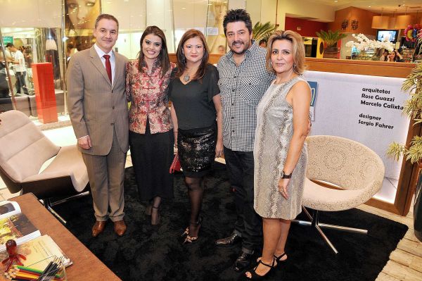 O designer paulista Sergio Fahrer (de xadrez) foi o homenageado na abertura da quinta edição da mostra Mueller Ecodesign, nesta quarta-feira, no Shopping Mueller. Ele foi recebido pelos arquitetos Marcelo Calixto (de terno) e Rose Guazzi (de preto), coordenadores da mostra, a coordenadora de marketing do shopping, Adriana Cardoso (de blusa estampada), e pela empresária Marinice Bettega (à dir.), da loja Momentum&Design | Kraw Penas