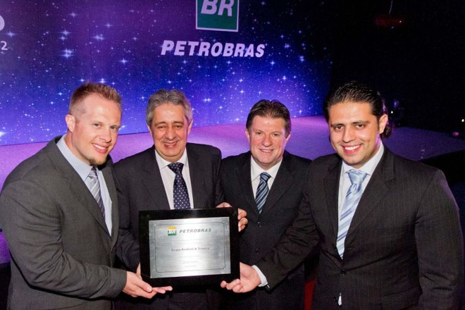 O grupo curitibano de postos Andrioli Teixeira recebeu da Petrobras Distribuidora uma homenagem pelos 25 anos como credenciado da companhia, com destaque pela qualidade, em evento na última quinta-feira, no Hotel Mabu, em Foz do Iguaçu, quando os fundadores do grupo, Carlos Andrioli e José Fernando Teixeira (ao centro) e os filhos Rafael Andrioli e Fábio Teixeira (nas pontas), comemoraram a conquista |