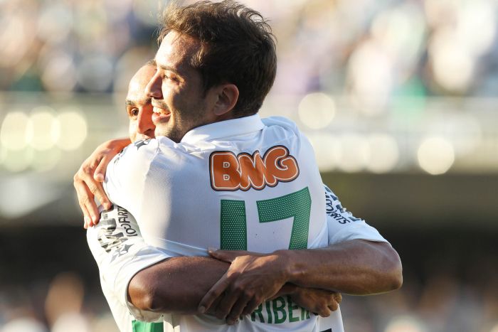 Éverton Ribeiro é abraçado por Gil na comemoração do gol que abriu o placar no jogo contra o Corinthians | Antonio More / Gazeta do Povo