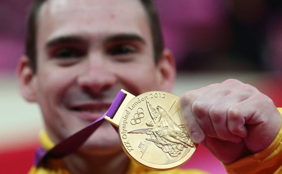 Arthur Zanetti segura a primeira medalha de ouro da ginástica brasileira | Daniel Castellano/Agência de Notícias Gazeta do Povo