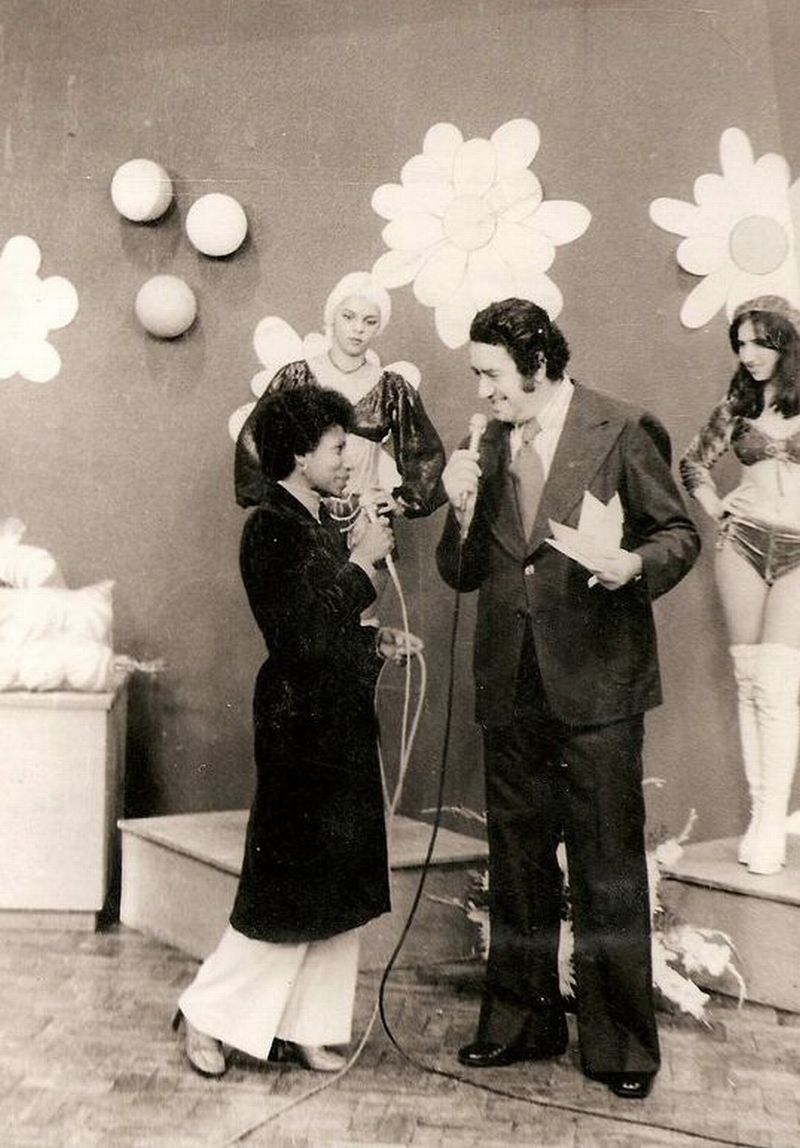 Mário Vendramel à frente do Maxi Show, na TV Paranaense: pioneirismo em cores e no número de atrações | Reprodução