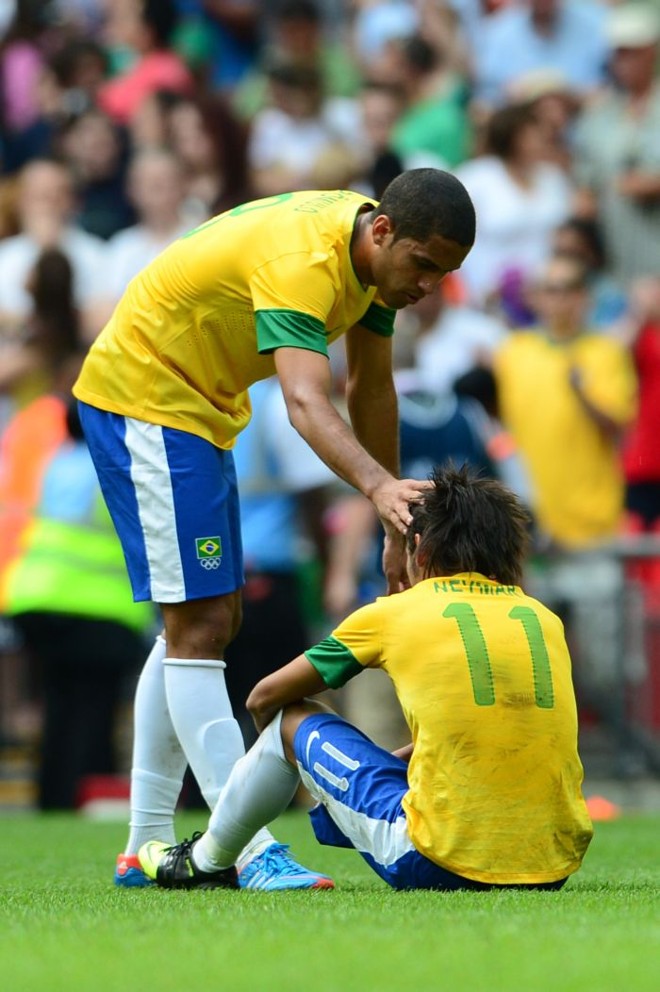 Romulo consola Neymar após o fim do jogo | 