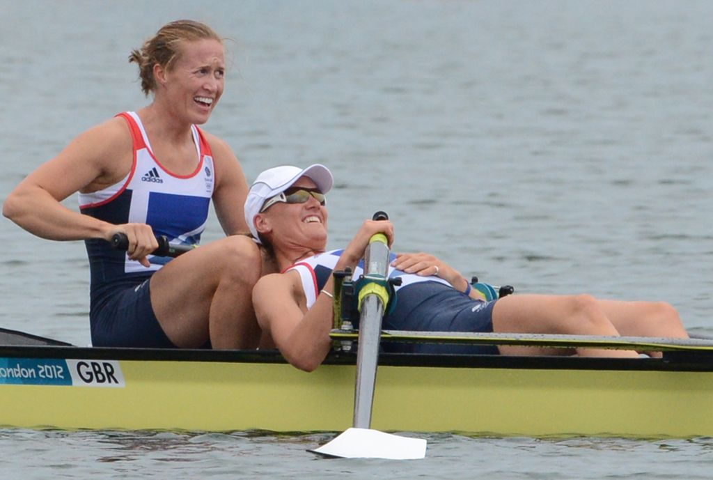 Glover (esq.) e Stanning: alegria e alívio pelo primeiro ouro britânico. | Damien Mayer/ AFP