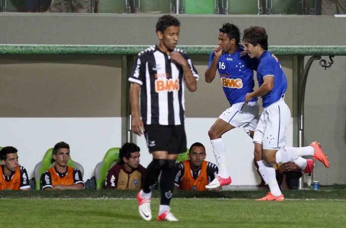 Wallyson (centro) comemora primeiro gol contra o Atlético-MG, na partida deste domingo (26) | Washington Alves/Vipcomm