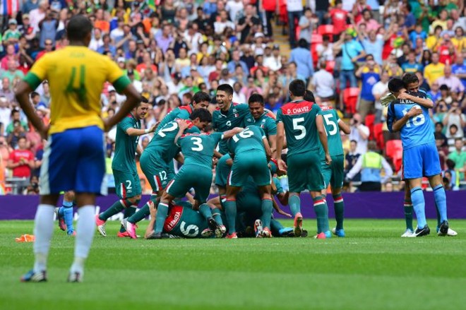 Seleção mexicana comemora a vitória por 2 a 1 e, consequentemente, o ouro | 