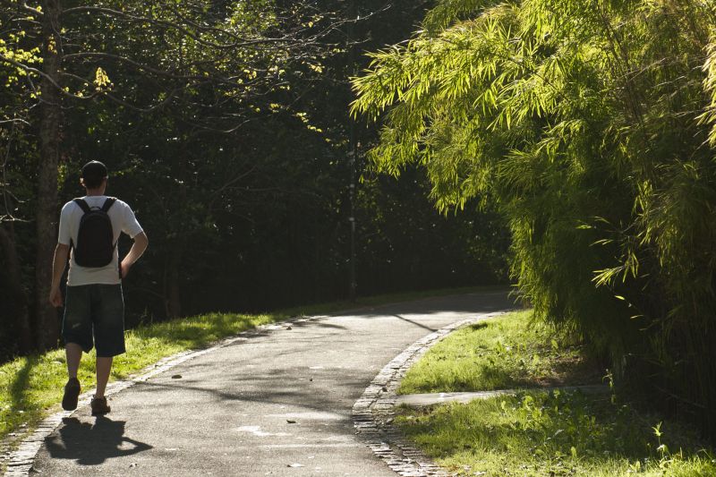 A ciclovia da droga, no Centro Cívico: espaço virou moradia e ponto de consumo a 300 metros do Palácio 29 de março | Marcelo Andrade/Gazeta do Povo