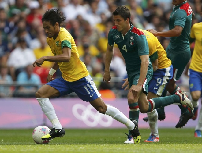 Neymar tenta escapar da marcação | 