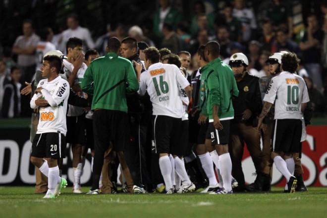 Após o término da partida, os jogadores do Coritiba cercaram o bandeira Émerson Augusto de Carvalho: queriam um impedimento que não ocorreu | Walter Alves/ Gazeta do Povo