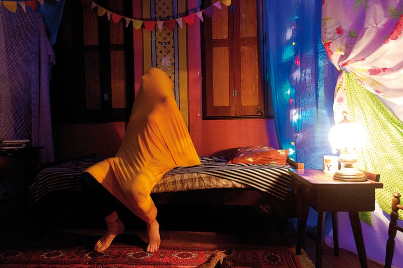 Os parangolés de Oiticica surgem em meio à peça, de forma lúdica e não didática | Leco de Souza/Divulgação