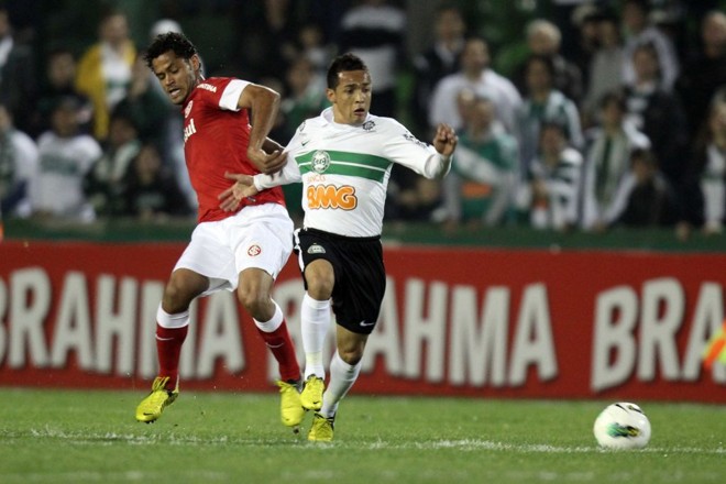 Rafinha tenta escapar da marcação | 