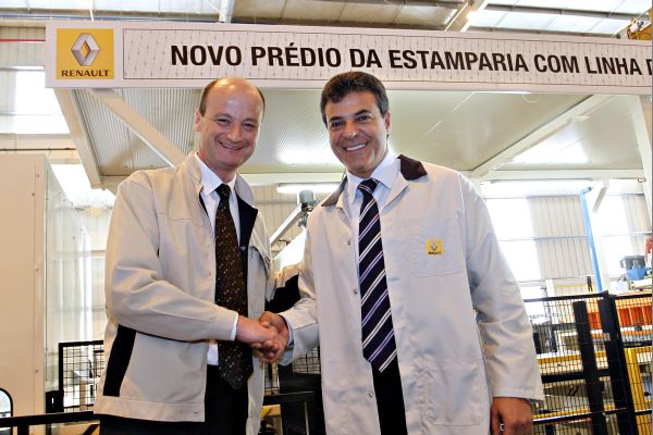 O presidente da Renault do Brasil, Olivier Murguet, e o governador Beto Richa (foto acima) cumprimentam-se na cerimônia de inauguração do prédio próprio da estamparia, realizada ontem de manhã no Complexo Ayrton Senna, em São José dos Pinhais. Antes, os dois fizeram um tour pela fábrica | Luiz Augusto Costa e Rodolfo Bührer