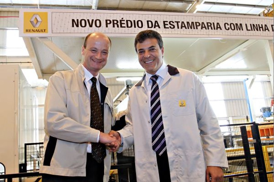 O presidente da Renault do Brasil, Olivier Murguet, e o governador Beto Richa (foto acima) cumprimentam-se na cerimônia de inauguração do prédio próprio da estamparia, realizada ontem de manhã no Complexo Ayrton Senna, em São José dos Pinhais. Antes, os dois fizeram um tour pela fábrica | Luiz Augusto Costa e Rodolfo Bührer