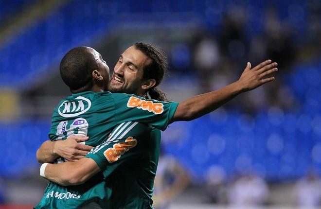 Barcos e Patrik comemoram o gol do Palmeiras no Engenhão | EFE