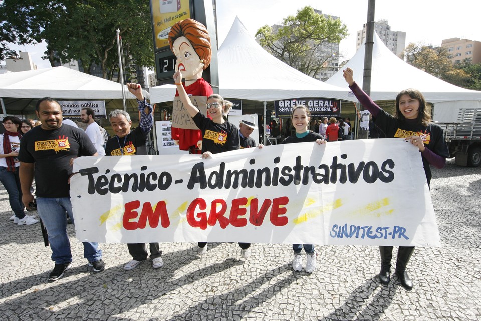 Servidores federais em greve fazem ato de protesto em Curitiba | Antonio More/ Gazeta do Povo