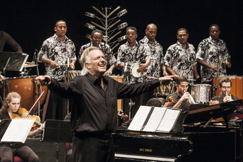 O maestro à frente da filarmônica e da bateria da Vai-Vai: música erudita para o povo | Divulgação