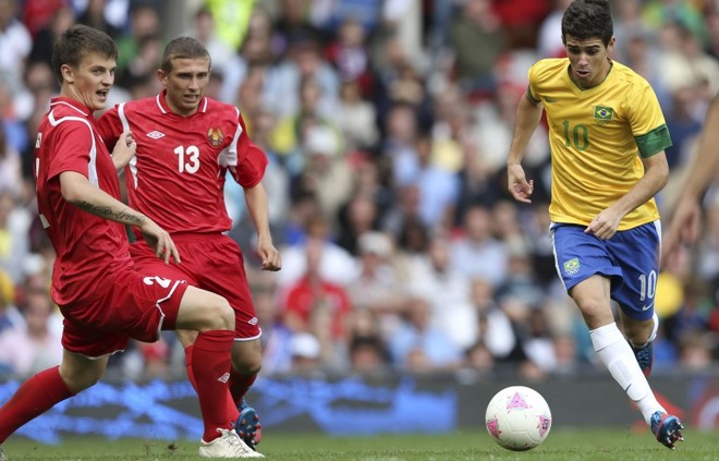 Autor do terceiro gol brasileiro em Manchester, Oscar deixa para trás os bielorrussos Aleksievich e Dragun |
