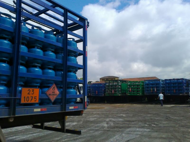 Os 19 mil botijões do principal ponto de apreensão estavam armazenados em cima de carretas | Aniele Nascimento/Agência de Notícias Gazeta do Povo