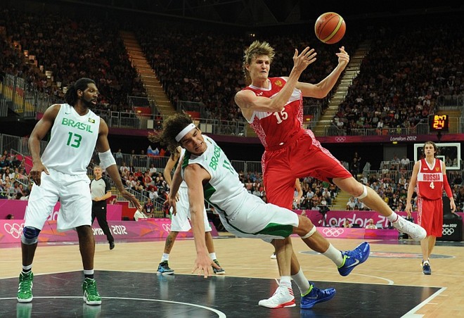 Andrei Kirilenko, cestinha da partida com 19 pontos, faz jogada sobre o pivô Anderson Varejão | 