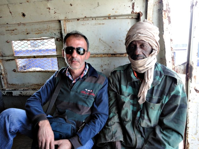 Yildirim posa ao lado de africano para mostrar que não é racista |