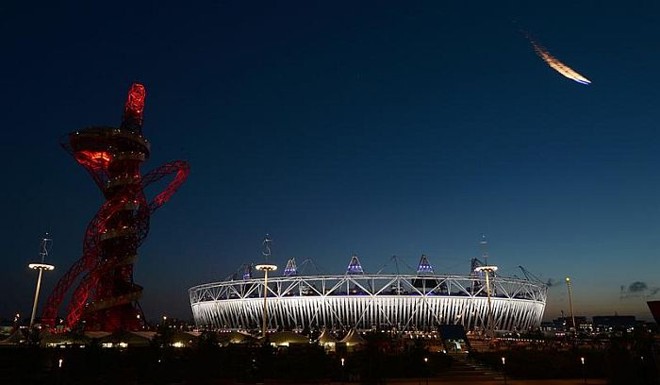 Estádio Olímpico de Londres durante a cerimônia de abertura da Paralímpiada | 