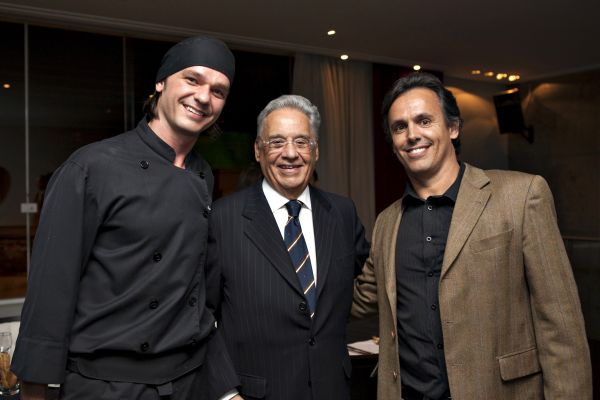 Após dar palestra no Fórum Global de Liderança promovido pela Estação Business School, o ex-presidente Fernando Henrique Cardoso foi jantar no DUO, onde foi recebido pelo chef Rodrigo Cavichiolo (à esq.) e seu sócio Eduardo Kosop | Cícero Cavalli