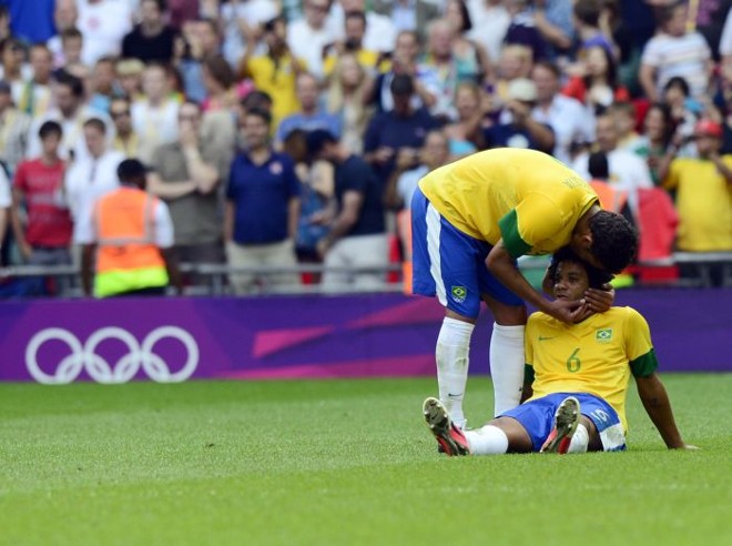 Thiago Silva consola Marcelo após a derrota na decisão deste sábado (11) | 