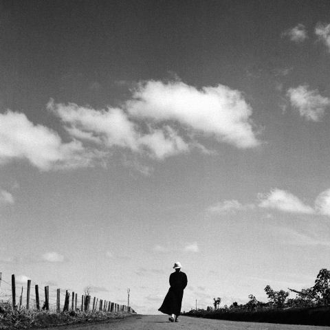 Imagem do padre de um vilarejo foi capturada no intervalo de uma pauta, no sertão brasileiro. | Flávio Damm