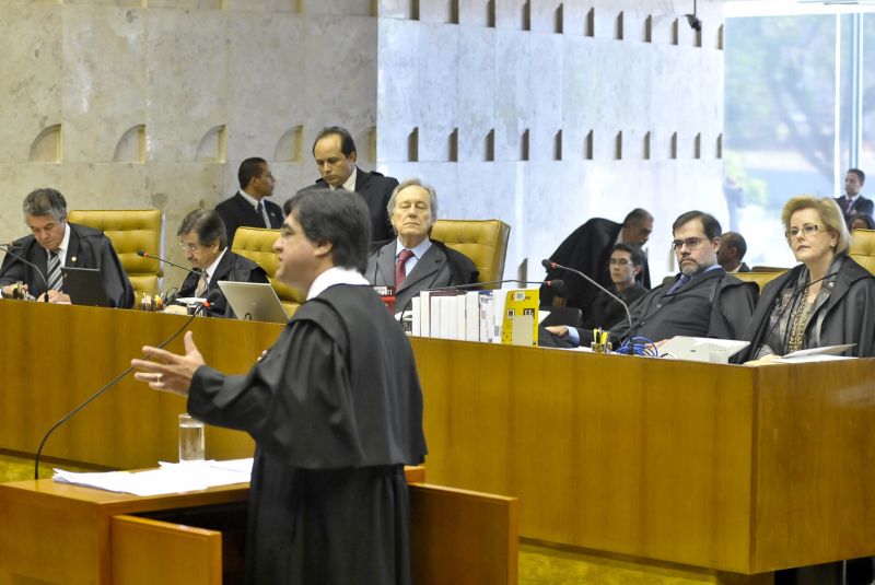 Durante a defesa, o advogado de Henrique Pizzolato, Marthius Lobato (ao centro), sustentou que ex-diretor do Banco do Brasil recebeu um envelope com dinheiro, mas não o abriu | José Cruz/ABr