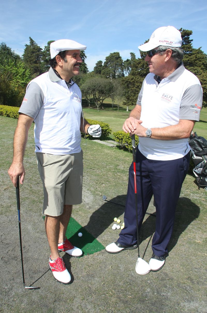 O ator Humberto Martins (à esq.), o turco boa pinta Nacib de Gabriela, participou mais uma vez do torneio de golfe beneficente da Fundação Pró-Renal a convite do médico Miguel Riella (à dir.). O evento ocorreu neste fim de semana no Graciosa Country Club e terminou ontem com o jantar de premiação | Mauro Campos