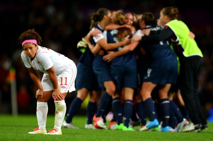 Meio-campista canadense Desiree Scott desolada após gol que eliminou a sua seleção, nos acréscimos da prorrogação | Andrew Yates/AFP
