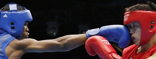 O chinês Qiang Liu (dir)se defende do cubano Yasnier Toledo Lopez (esq), no boxe | 