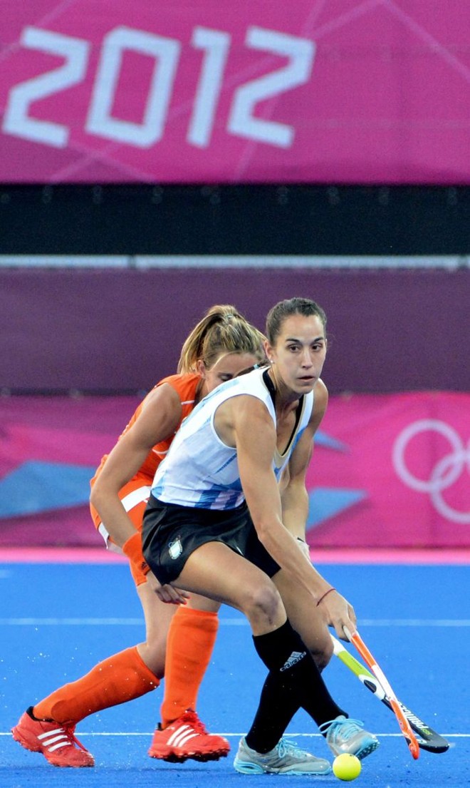 Josefina Sruoga disputa a bola. Argentina levou a melhor no lance | 