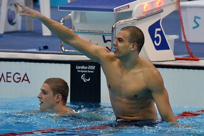 André Brasil comemora o ouro nos 50 metros livre da classe S10 com o tempo de 23s16 | AFP